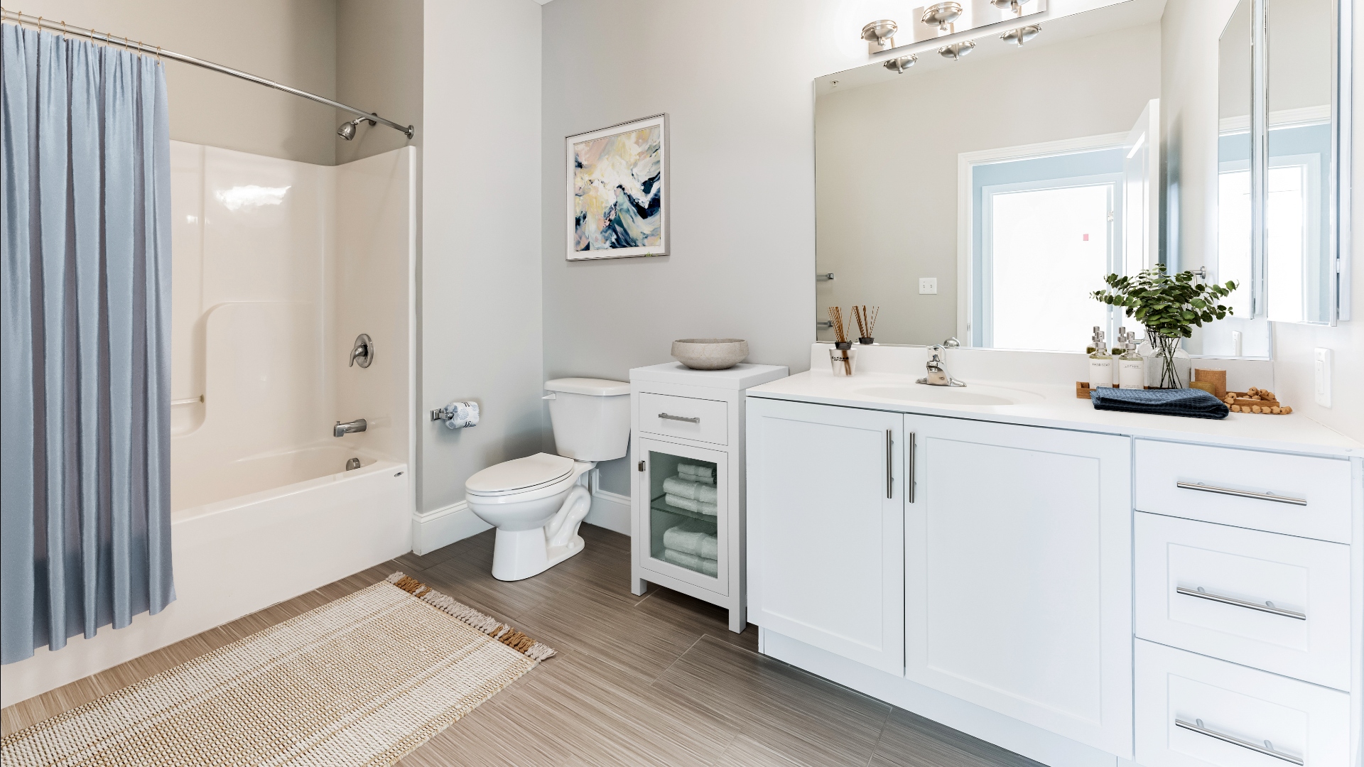 Ensuite bathroom with soaking tub